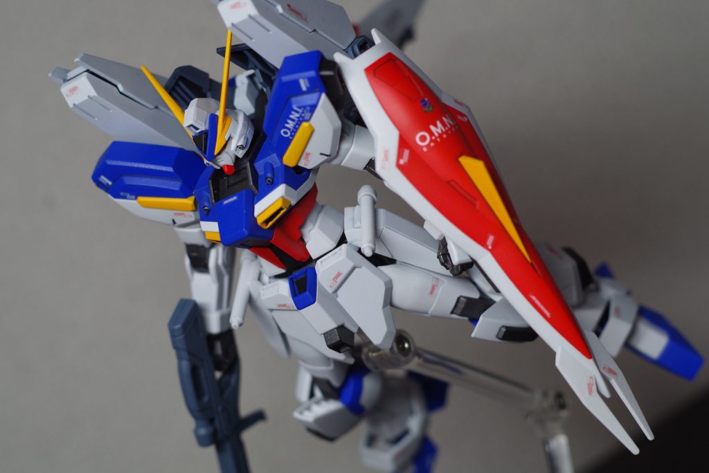 フェイス部分はHGUCヘイズルから。頬に多少隙間が空きますが、そこまで気にならないかなって程度です。
ウィンダムの頭の構造上、フェイスパーツ交換が非常に楽なので色んなパターンを試してみたいですね。