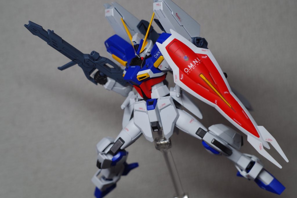 初期主人公機なので、ライフルとサーベルだけあればいいかなと思って追加武装とかは用意しませんでした。写真撮り終えた後にバズーカとかあってもよかったなと思いました。デカールはSEED用のロゴとシンボルを使いつつ、MGシェンロンガンダム用を多用してます。MGのウイング系デカールは使いやすくて好きです。
ご覧いただきありがとうございました!