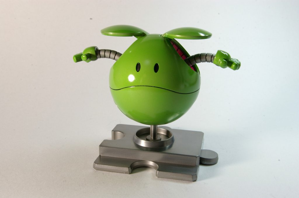 以前からピカピカなガンプラを作ってみたいと思っていて、まずは手軽に作れそうなハロをチョイスしました。