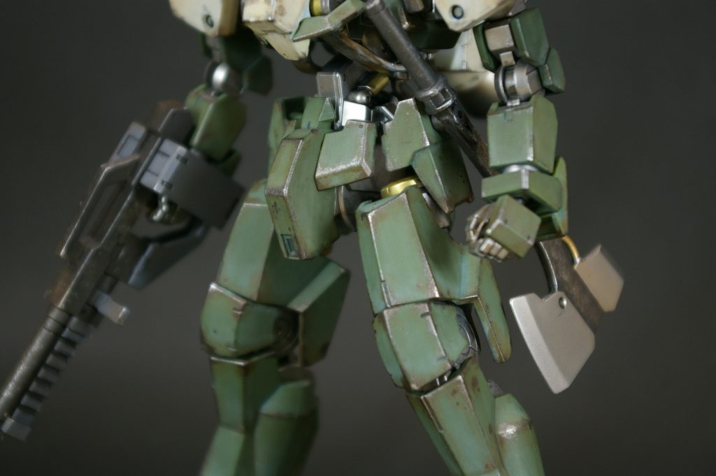 チッピングには水性アクリルの焼鉄色とシルバーを使っています。らいだ~Joeさんのテクニックを真似させていただきました。