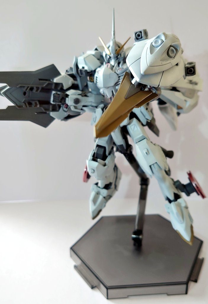 武装は両腕のレールガン砲付きシールドブレード2本特殊金属製のパルチザン2本脚部のディスクブレードです