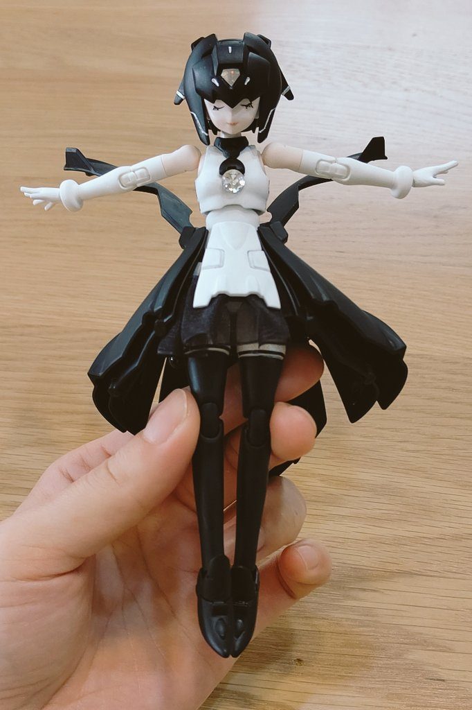 瞬間接着剤→アルテコ→ヤスリがけ
をしまくり、綺麗な下地をつくっておいた成果が出て、艶消し塗装が最高に綺麗に塗れたのです!!
白黒のモノクロベースのままで完成!でもいいくらいの出来でした(笑)
サイハイ的な感じにするために、初のネイルシールを採用しレースつけたり、
胸部分にスワロフスキー??つけたり、
スカートとしてリボン使ったり。
それなりに可愛さもプラスしまくってあげました(*^-^*)