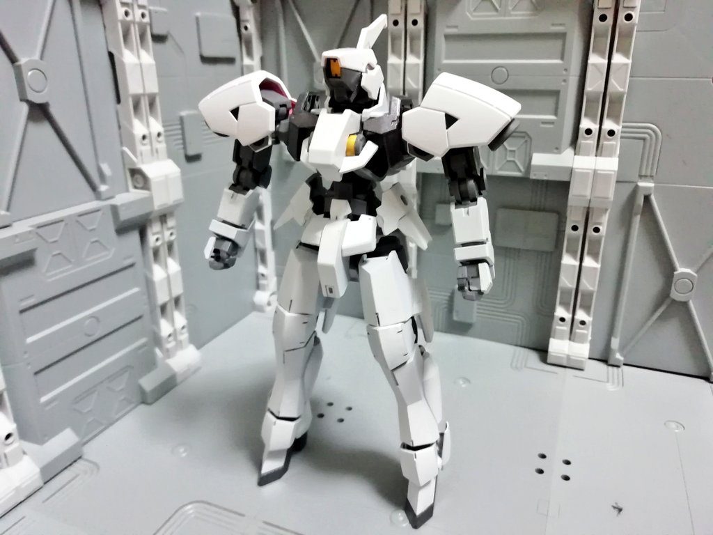 真っ白改弐。シノがパイロットに決まる前のカラー案とのこと。もしこの路線だったらパイロットは誰になっていたのだろうか。エース機感