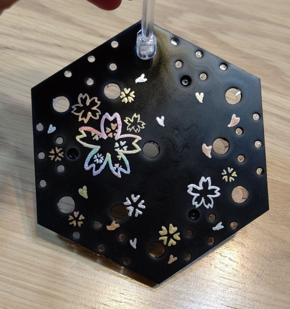 台座。
艶消しブラックベタ塗り
→メタリックで模様描き、一部メタリック+クリアカラーのグラデーション塗り
バックと合わせてみてます!!