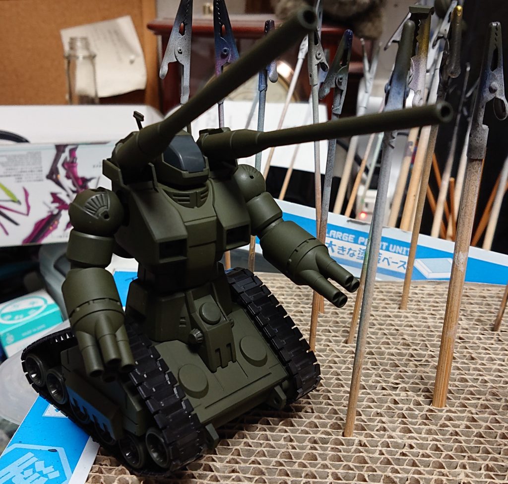 チッピング前。このカラーはタミヤ水性アクリルのオリーブドラブです。