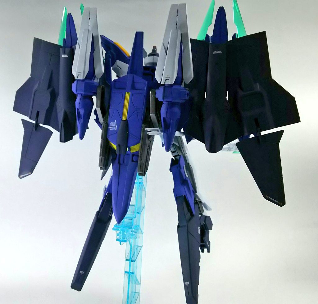 背面から。
リアスカートは2つを掛け合わせ、シグマシスファンネルを装着。