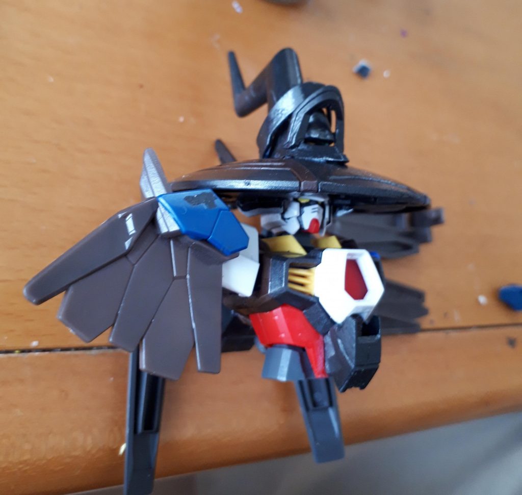 帽子をインジャスティスウェポンズに入ってた盾と槍、羽根っぽいパーツを食玩アニマギアから拝借しています