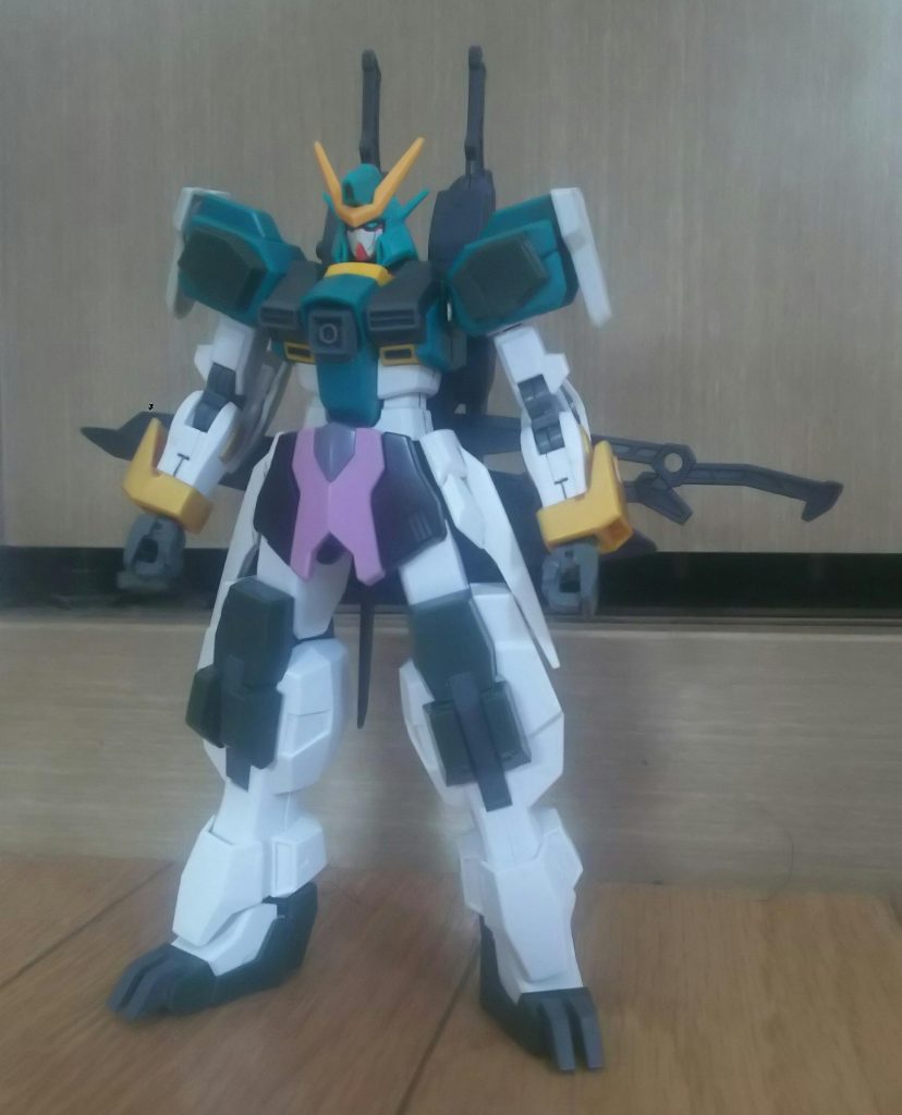 最終案腰をジエンドとウイングゼロ炎に変更。足の装甲を肩に配置する事で増加装甲のように見える工夫。マスクもクアンタに変更してこれでいこうと決めました。