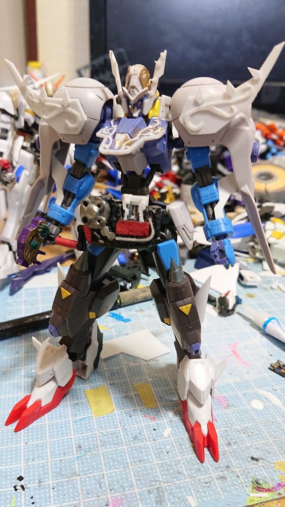 肩の装飾や胸の模様は全部プラ板で作りました
切り出すのがとにかくめんどくさかった…