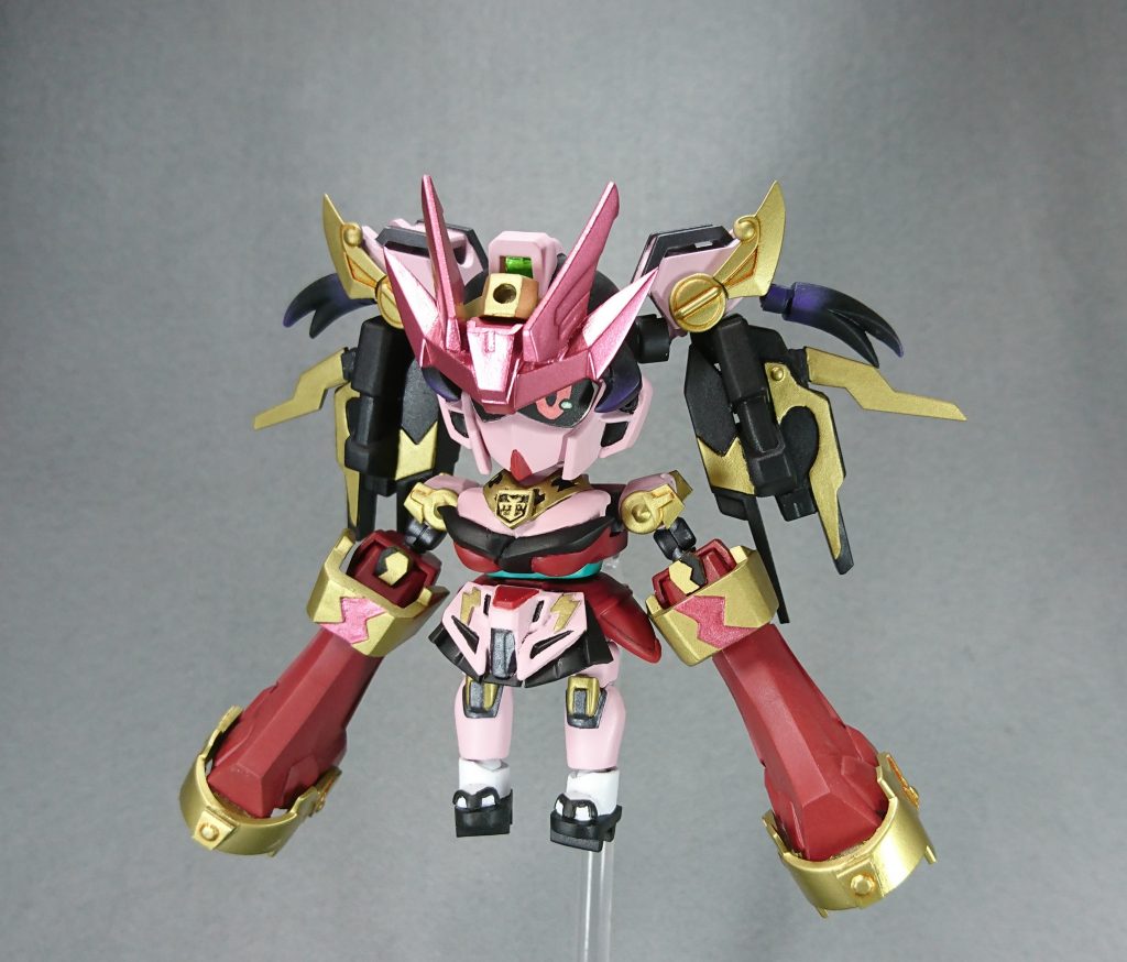 戦闘形態。ツインテールに装備されていた袖パーツを腕に装備。袖パーツからは長刀や大斧が仕込まれている。