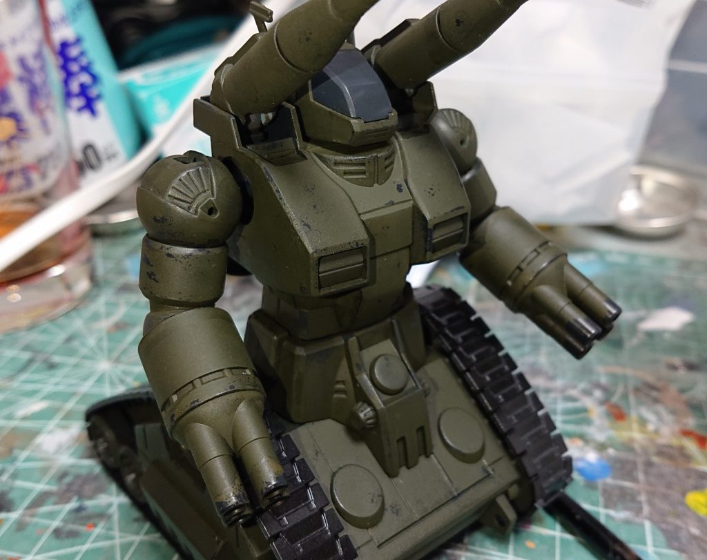 ある程度チッピングをほどこしたところ。水をつけることで、ケープを溶かし、上の塗膜を剥がしていきます。ケープの厚さと塗料の厚さで剥がれやすさが変わるので、思っていたより大変でした。