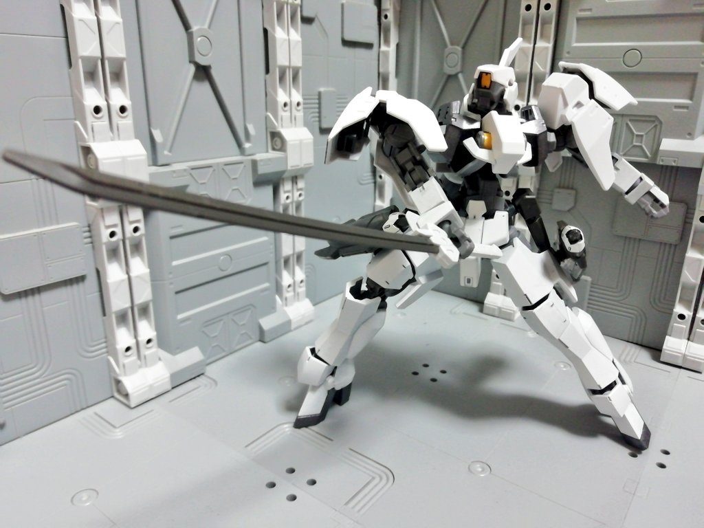 サブウェポンは太刀。三日月はグレイズアインとの戦闘で引き切る技術を会得したので阿頼耶識の反応速度も相まって協力な武器となった