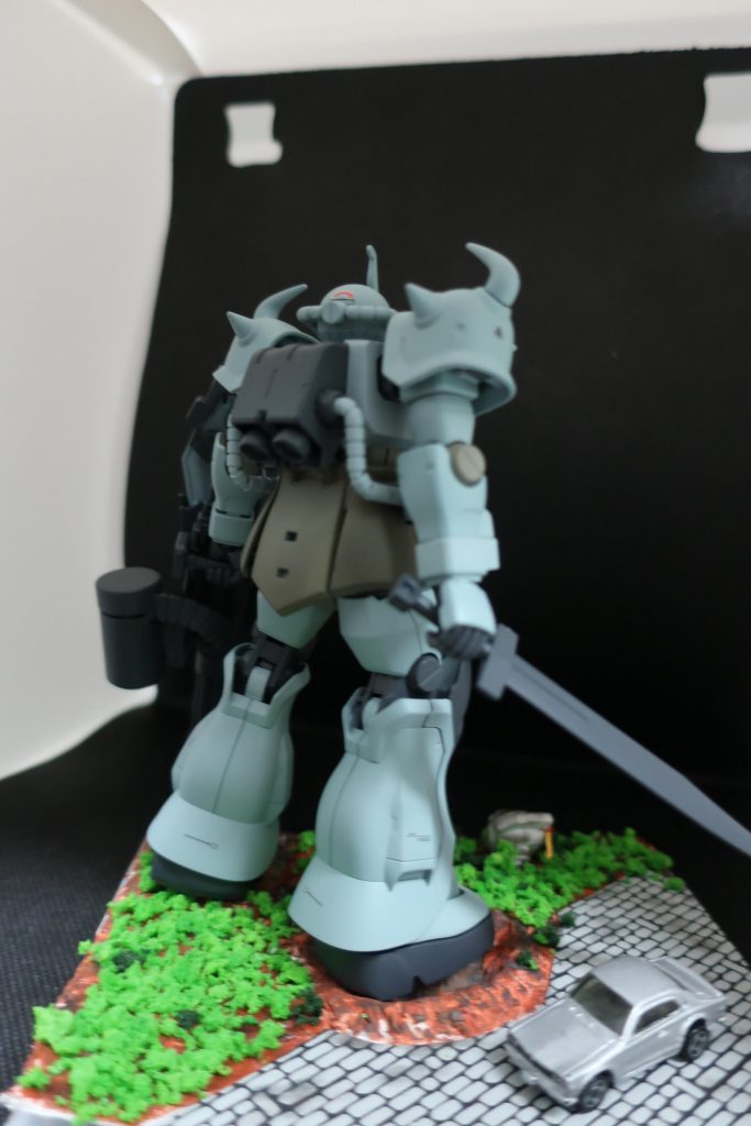 ベースはプラダンに石膏粘土をのせアクリル絵の具で塗装しセリア製石畳と緑スポンジを載せてます。