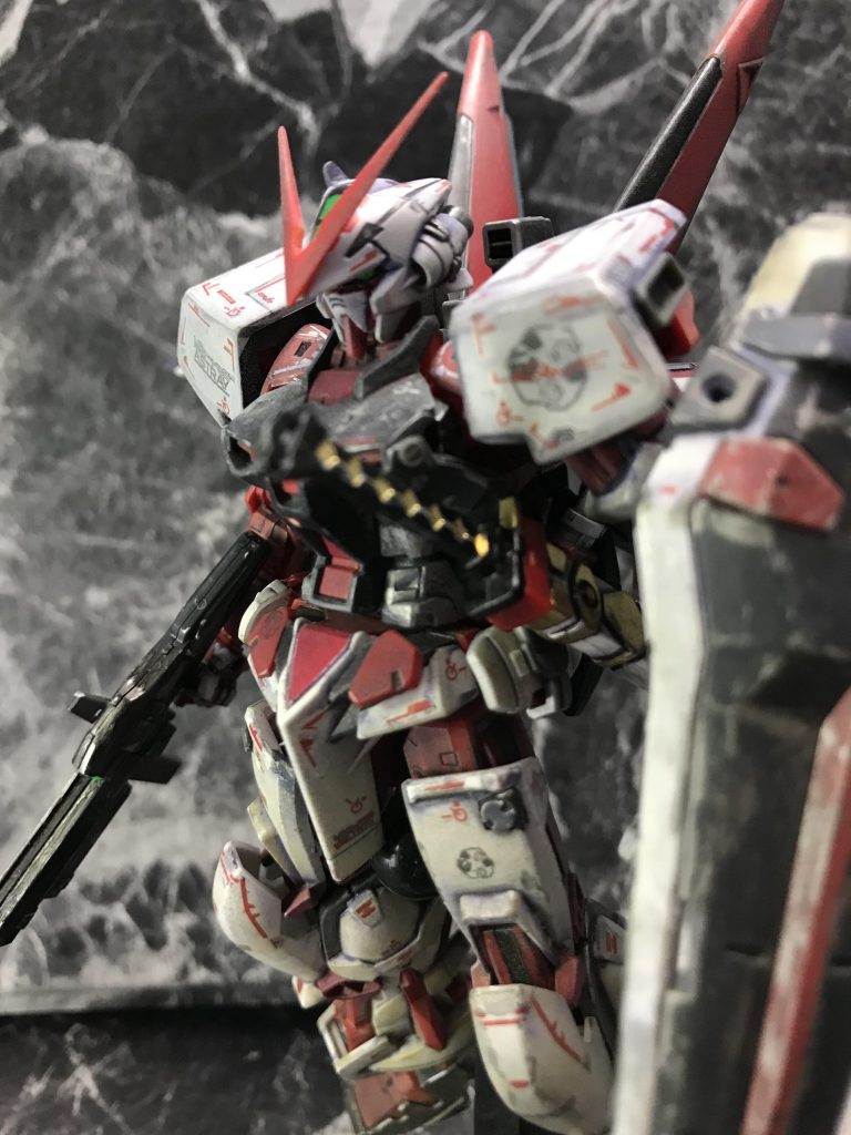 このキットは約1年程前に作ったものでして自分のためではなく、友人のために作った物でした。
「アストレイの造形物が欲しい!だけどプラモデル作った事がない。。」っとゆうので「そういう事なら私が作ろう!」っと買って出たワケです。
人様へ贈る模型なのでとても気合いを入れて作った思い入れのあるキットです。
また、この時に初めて汚す楽しさを覚えたりしました。
今まではやはり、せっかく綺麗に作った物を汚す・・っという事にどうしても引け目を感じていましたが、この作業を行う事でグッとリアリティな雰囲気を出す事ができるんだ!っとビックリした思い出があります。
もちろんキャンディ塗装ですとか綺麗に仕上げるカッコよさもありますから、今後はそういった仕上げ方も挑戦していきたいなと思ってます^^
最後まで見ていただき、ありがとうございました!