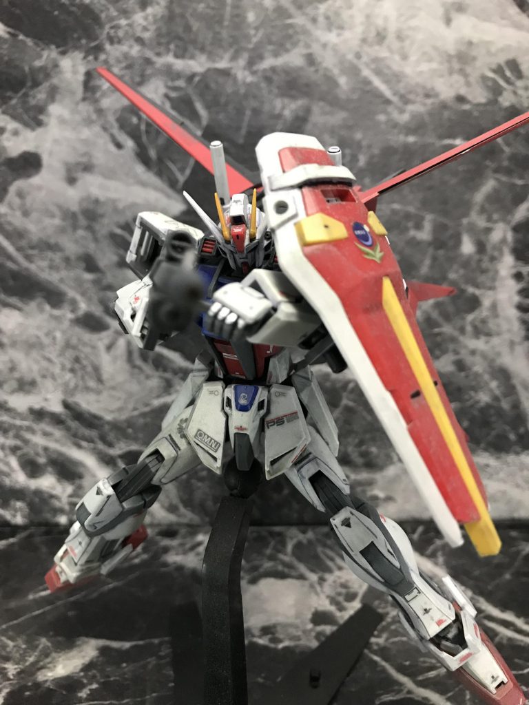 たしか小学生の頃、「ガンダムSEED　放映開始」の告知ポスターを模型店で見てワクワクした思い出があります。
その時のポスターにこんなふうなポージングが載っていたと思います。

エールストライカーパックのシルエットがガンダムXみたいって思ったような記憶があります(笑