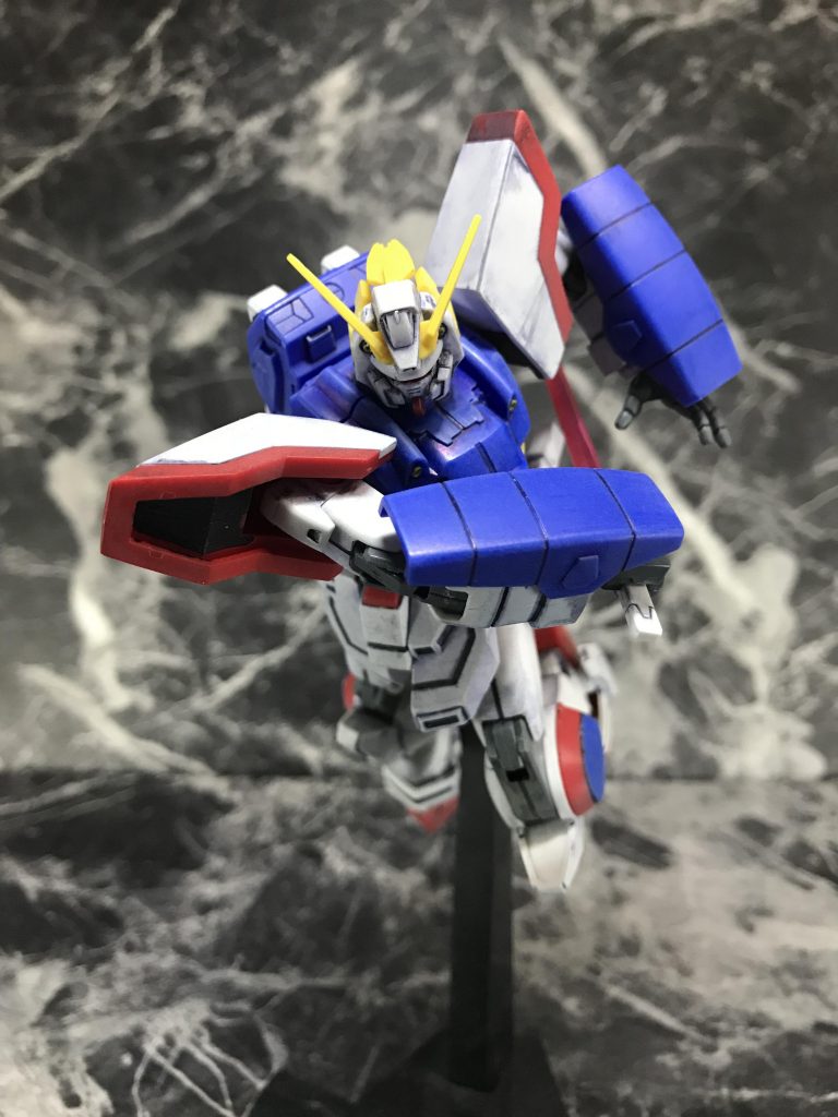 ビームソード抜刀!腰に付いてるあたり、ジャパニーズですねぇ。