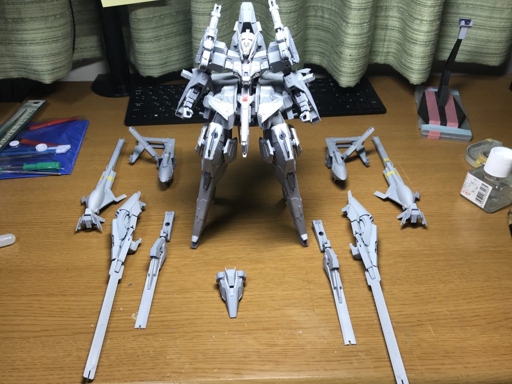 サフ後に全部並べた画像です。
同級生と黒ベースのカラーと、ほぼ純正との2パターンでどっちにしようか話してました。
「お前のガンプラは黒すぎる」と言われたのが響きましたね…
黒立ち上げなので結局は全部１回黒くなりましたがｗ



え？変形した写真がない？
塗膜が擦れるから変形できないじゃぁぁぁぁぁぁｌ！！！！！