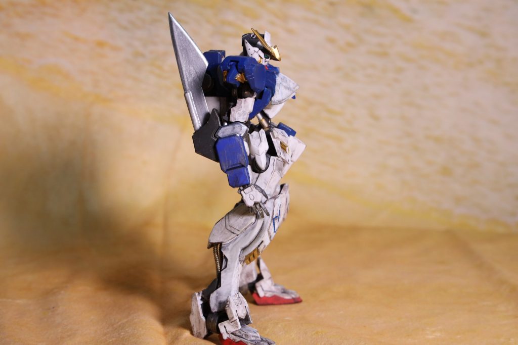 他に武器をぶん回すときはコンパクト(?)にたためます。
気づいたらエクシアのGNソードみたいなデザインに収まりました。