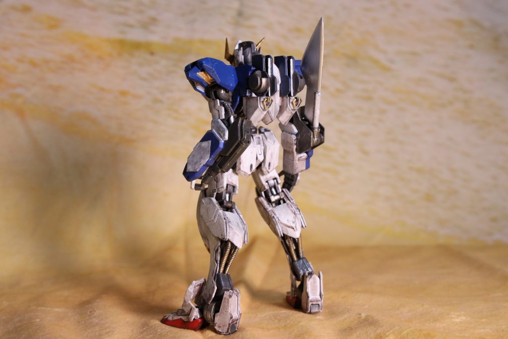 塗装はベース色は素で、必要なところだけ塗り、
全身にウォッシングをしました
特筆無き場合Mr.COLOR
青:フタロシアニンブルー
白:ガイアカラーピュアホワイト 
  部分的にガンダムマーカーEX ニューホワイト
金:ゴールドの上にリアルタッチマーカーのイエロー1
銀:ガンダムマーカーEX シャインシルバー(めちゃめちゃにきれいです)
フレーム:軍艦色+黒鉄色+ガイアカラーピュアブラック少量
胸の赤:たぶんガンダムマーカー
白装甲部はウォッシングをしていますが、
グレーをめちゃくちゃにまぜたやつです。レシピはマジにわかりません。
仕上げに金属色部分以外をつや消しクリアーで〆。