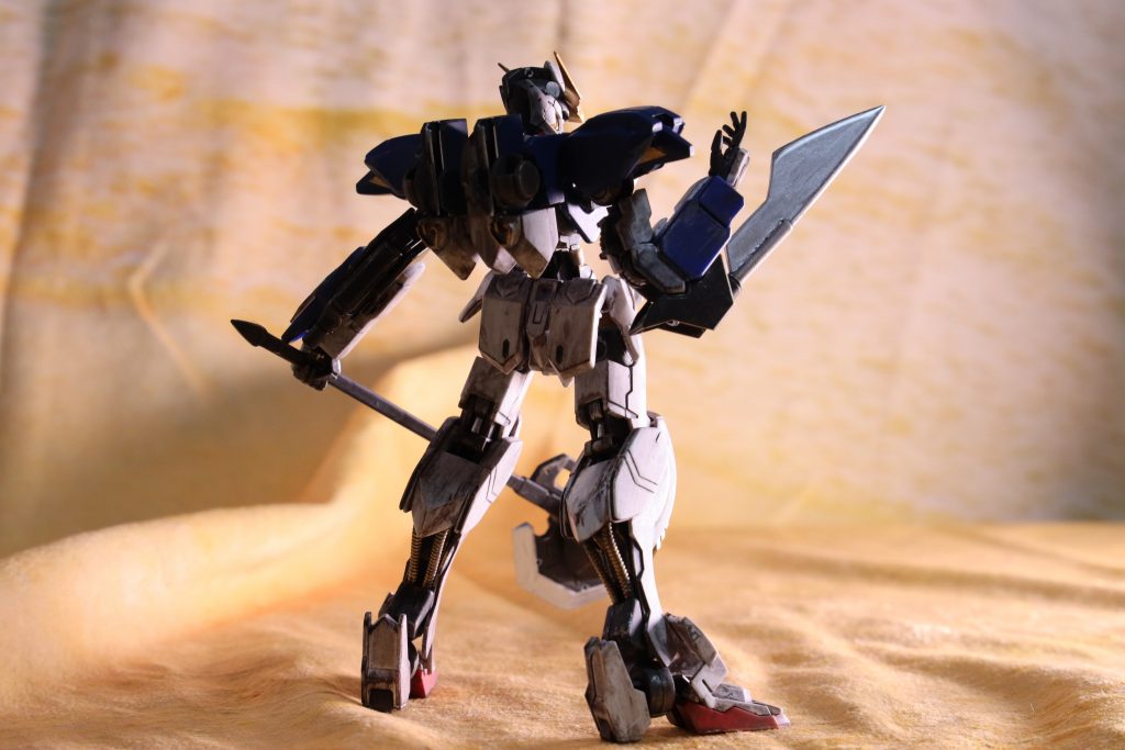 取り回しの良さから、大振りな武装とのコンビネーションや、部品の剥ぎ取りなど多岐にわたって使用される。