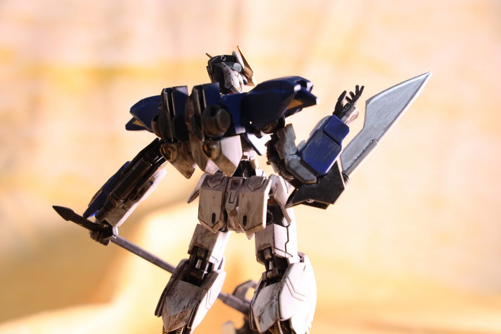 「トゥサマキリ」は迫撃砲の可動部品を応用してプラ板で製造。
マキリ、という名前がついている割に装飾のあるナイフではないですね。