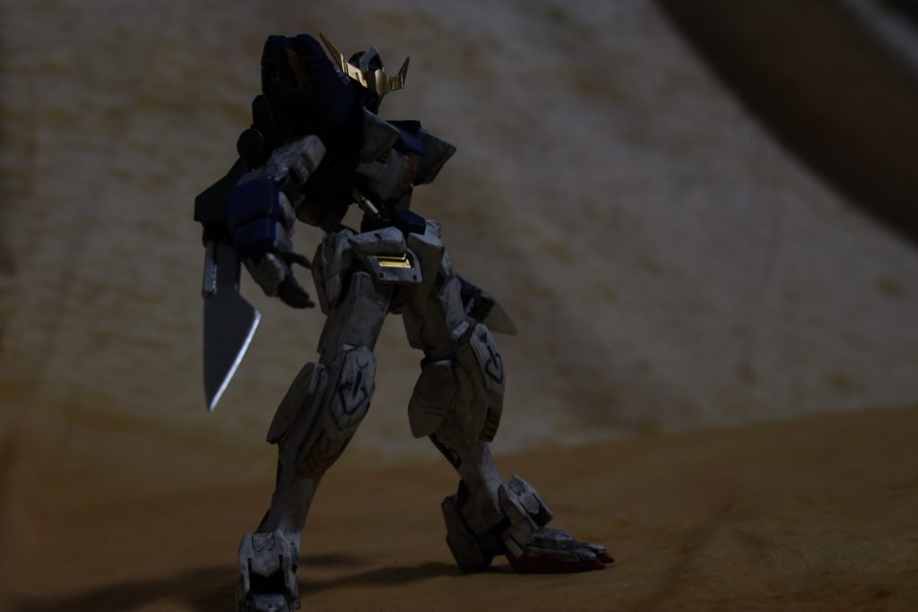 今回は特に艶のある部品とない部品のコントラストを出すようにしたので、
ライティングの妙でメタリック部分だけエッジの立った絵も撮れました。