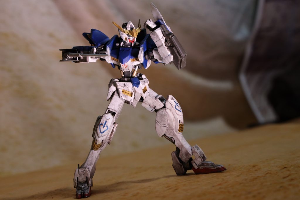 左腕部には速射砲を装備する都合上、ガントレット部から短い刃がスライド展開する。