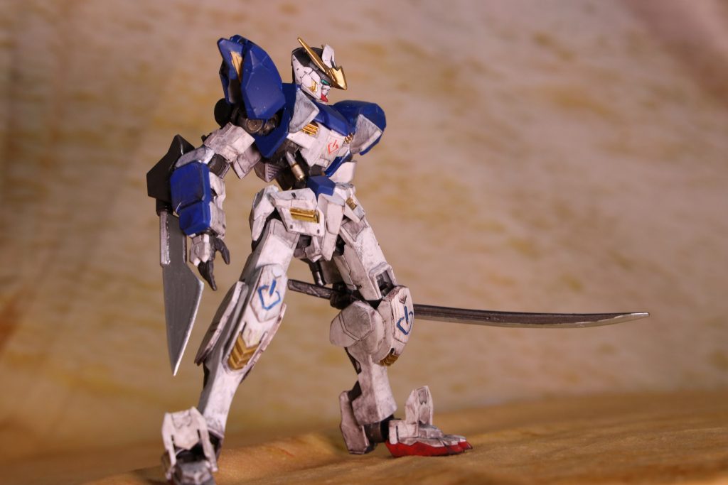 ・クトゥネシリィカ
蔓の鞘、儀礼刀の意。ガンダムフレームと同等の強度で鍛造された太刀。
堅牢な装甲相手にダメージを与えるのは難しいが、使い勝手のいい刀。