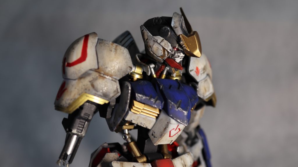 カメラアイには、Ｈアイズの裏にミラーテープを張り、光の加減で目が光ります