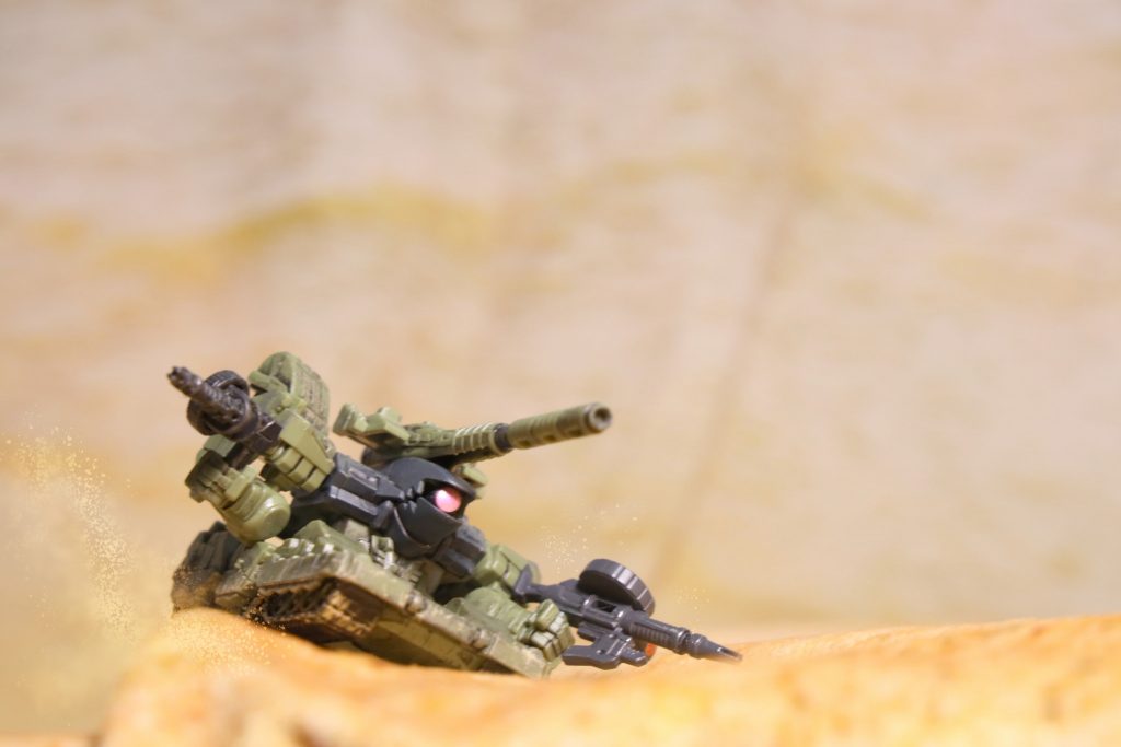 「集積所をやったのは連邦のコソ泥だ。我が軍のザクを使ってやがる」