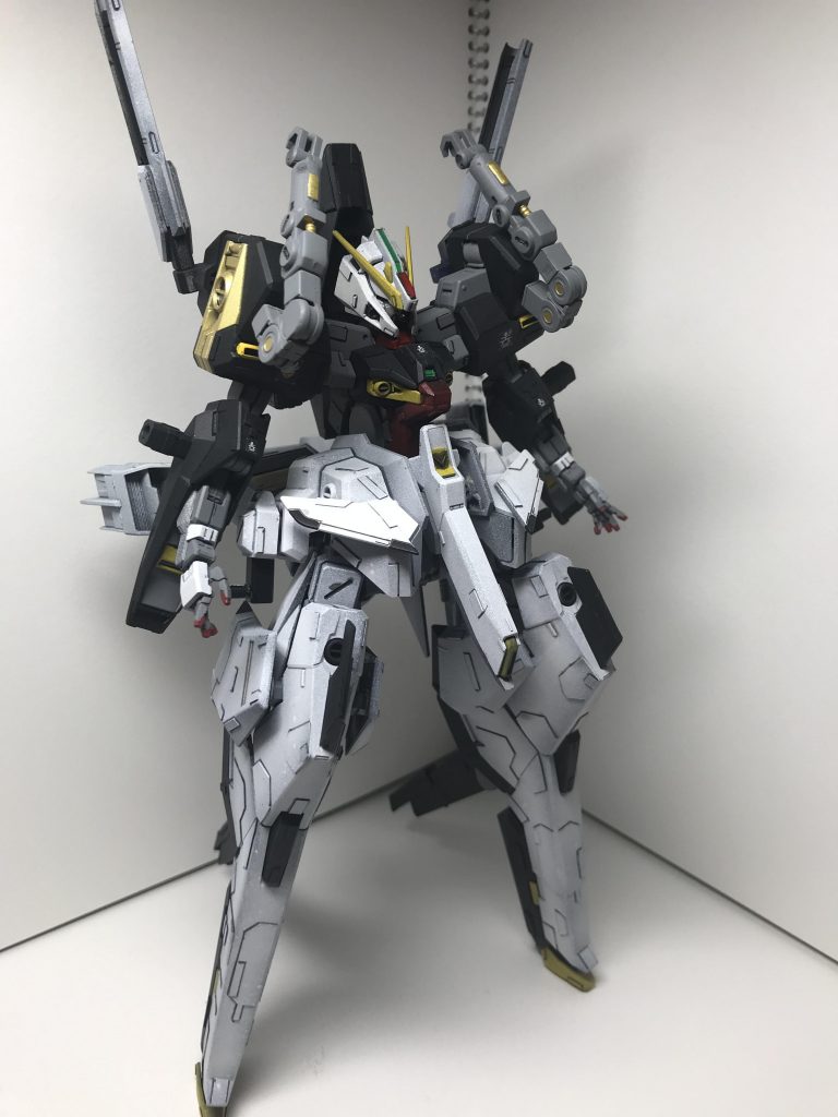 素立ち。
足の関節がヘタレているのと、股関節周りがポリキャップなので自立はかなり困難です。まぁ初回設定画が公開された頃から「立体物は多分台座必須だろなぁ」とは思ってましたがｗ
地味に首元と足先の色を変えてます。
脚から伸びてるスタビライザー？はプラ板で延長してます。
更にコンポジットシールドブースターの接続を丸々変える為に、腕にジョイントをポン付けしてます。

肩のサブアームは後述。