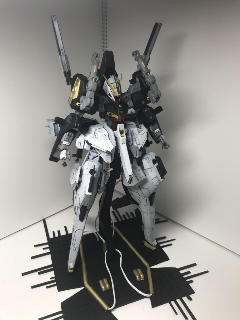 実はハイゼンスレイⅡ・ラーでは足を1段階延ばしたときに、付属の台座では高さが足りないのです！そのため初めて台座にも手を加えてみました。
ほぼプラ板からのスクラッチです。コードは聞こえなくなったイヤホンを使ってます。
１ｃｍくらい延長した気がする…