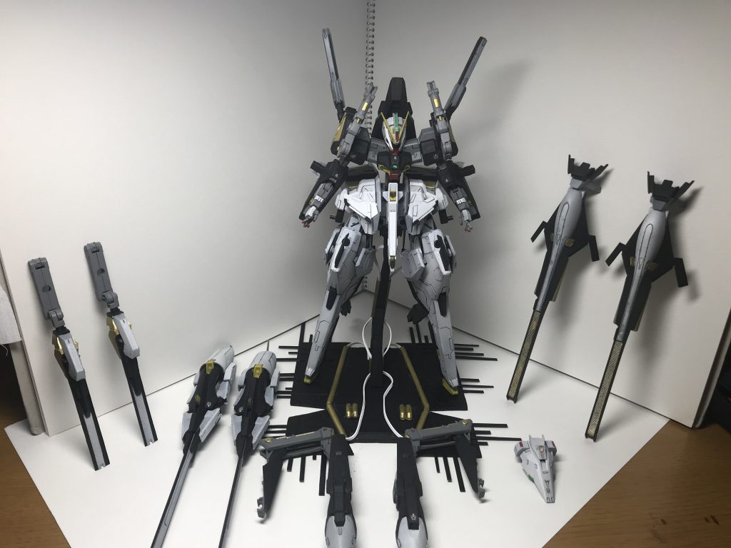 全武装並べ～
この多さとデカさはホント馬鹿ですよ（褒め）
本当は第2形態にしたかったんですが、フルドドⅡを買い忘れた…！
仕方なくアームアームズや、ジャンクを使って左側にあるパーツを作りました。
コンポジットシールドブースターのブレード部分に似せるために、プラ板から切り抜いてみました。セミスクラッチですね。