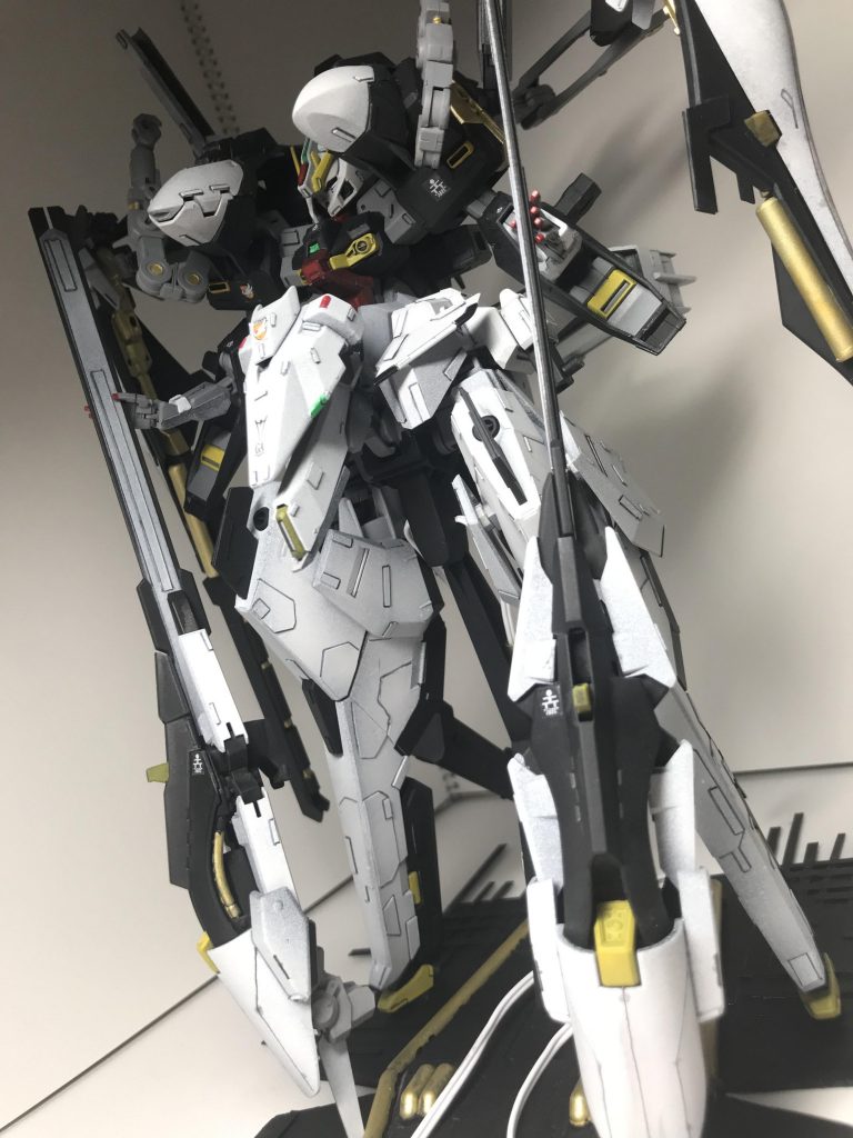 全装備！
ライトの調子が悪いッ！ｗ
今回は珍しくデカールはかなり控えめです。
その代わりに脚を中心にプラ板でかなりディティールアップしました。
他にも細かいプラ板の接着や、コンポジットシールドブースターのスジボリもしてます。
