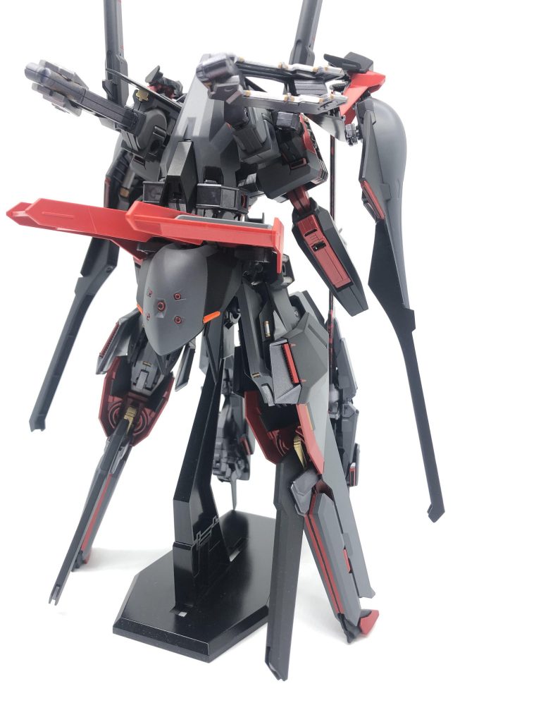 背部は装甲が薄いせいかよりメカメカしく見えますね