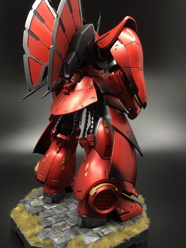 腰部のサイドを装甲を何枚もつないでロングに。