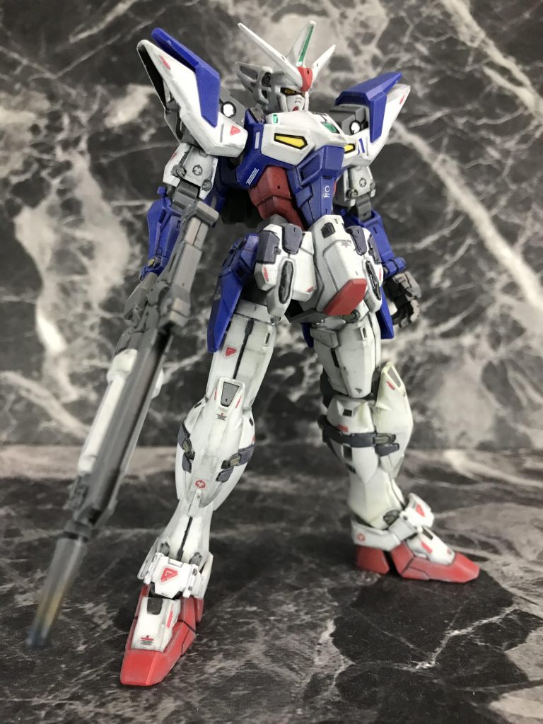 今回は、アナザーガンダムシリーズらしくスッキリと組み立てようと思ったんですが、結構モールドとかが凝ったデザインだったので少しウェザリングしてデカールも貼ってみる事に。
このミリタリーとケレン味がうまい具合に混じったデザインがとても好みですね。
ただ、これは昔から思っていた事だったんですが肩が本来、赤色に設定されているんですが、ここがどうにも気に入らなかったので今回はよりフレーム感が出るようにグレーに塗装しました。