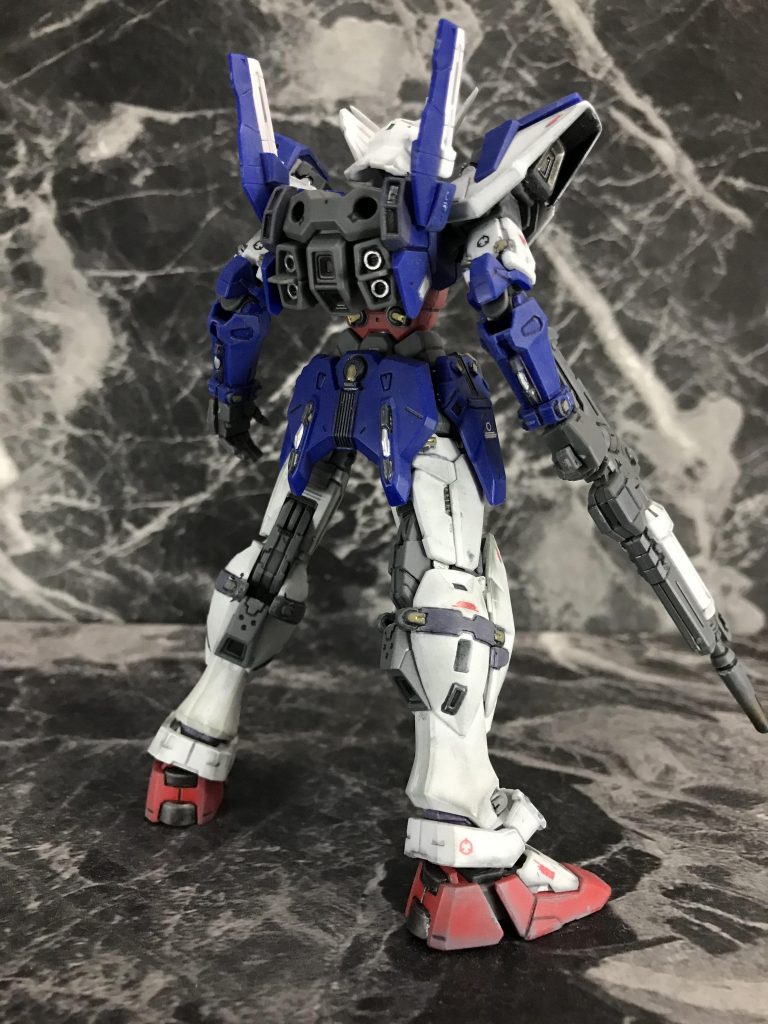 バックパックのバーニアユニットの形が独特・・っと言うかよく見れば後のストライクガンダムに通ずるようなデザインをしてたんだなぁと作りながら思いました。