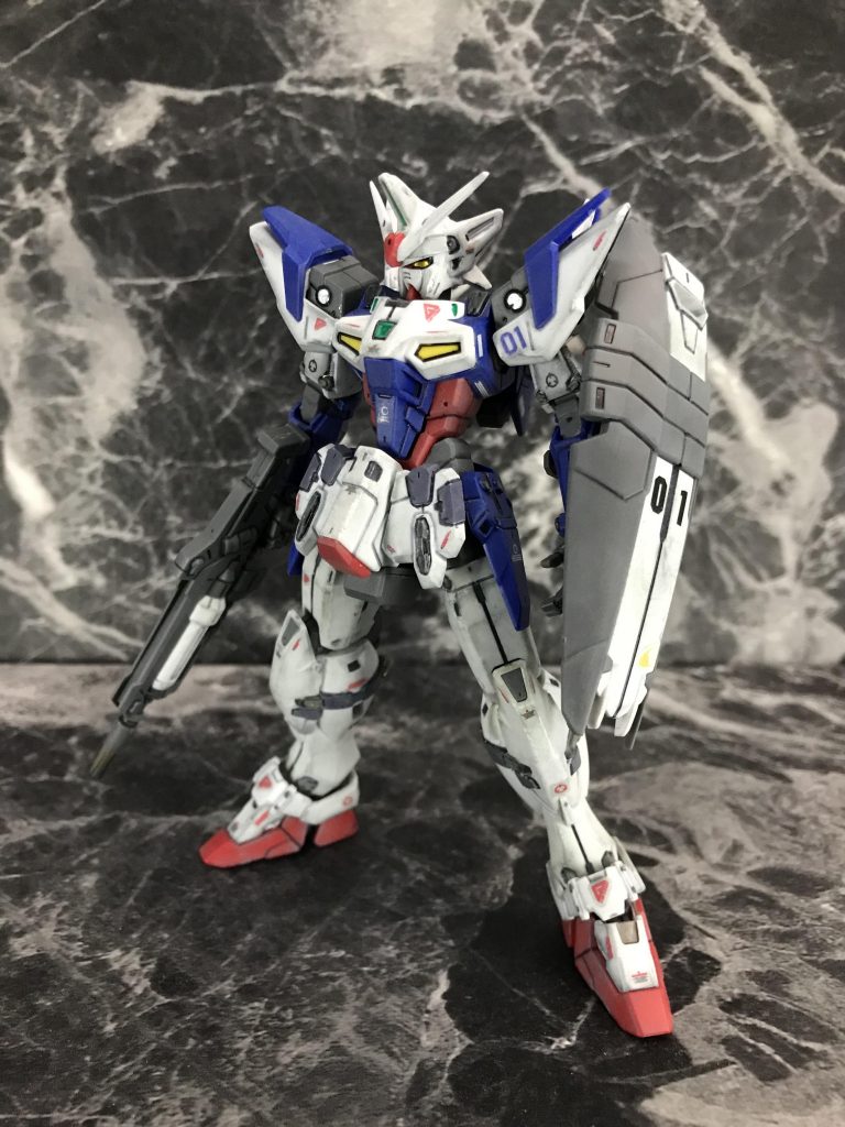 装備品はビームライフルとシールドとシンプルなもの。
ただ、今後換装ユニット等が出る事も発表されていますので、そちらも楽しみです^^
シールドの「01」は付属のシールが上手に貼れなかったため水転写デカールのナンバリングを使用しました。