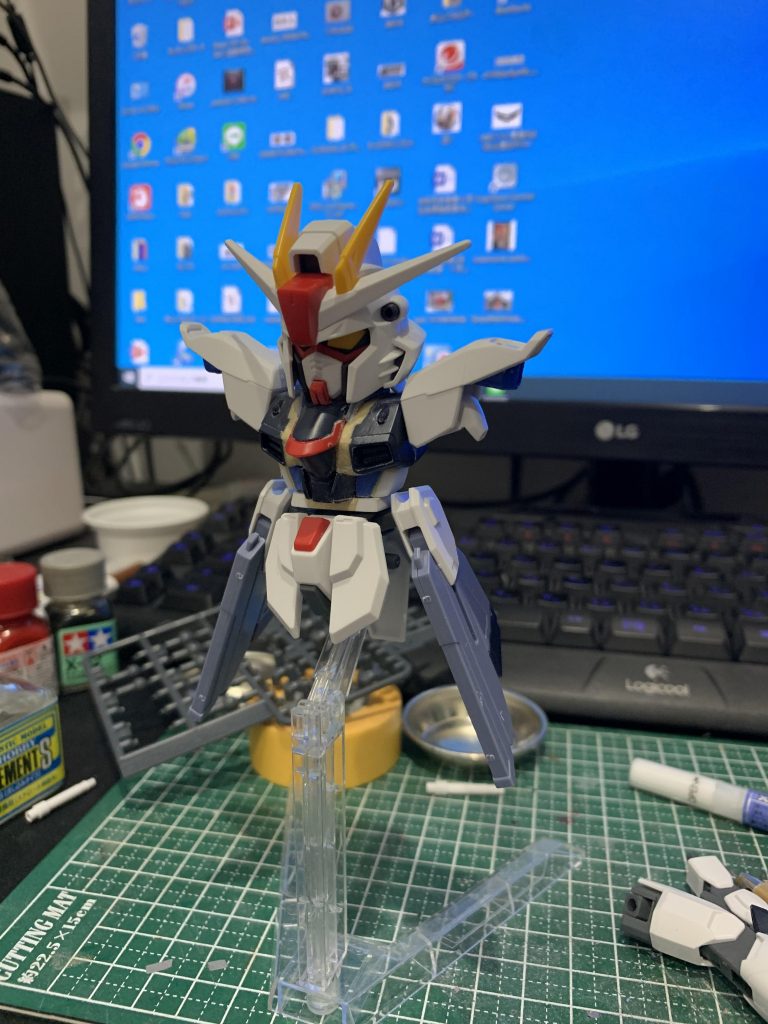 のんびり作ってたら写真をほぼ取り忘れてました。
まずは胴体を三分割して、左右に2ｍｍずつ延長しました
それに合わせて、中腹と下腹を短縮しつつ幅増し
幅増しした分、下半身のサイドアーマーとフロントのフンドシが干渉したため
それぞれで幅増し・移動をしてあります。