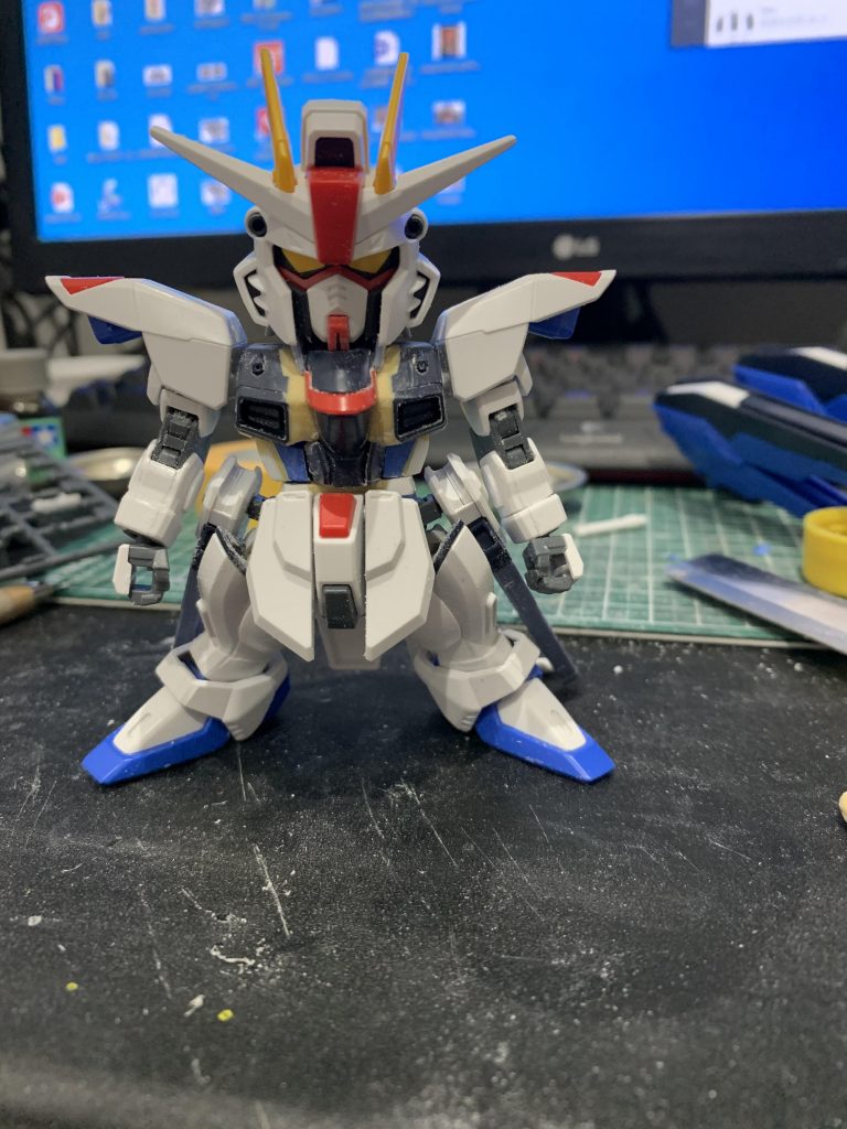 全体のバランスチェックし、ちょっと首が短いのと足の開きが悪かったため
足首をボールデンジョイントに交換