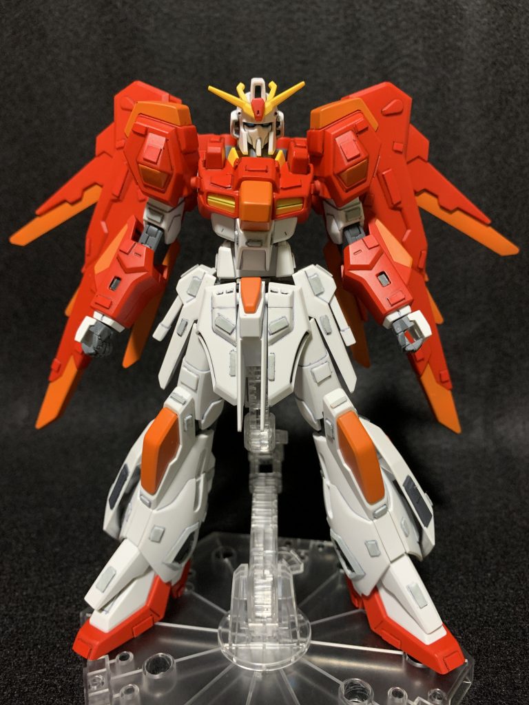 スクランブルガンダム改修部頭はマスクのへの字部分をヤスリで削って埋めて、口部分が縦長だったのでニッパーでカットして短縮、ゼータガンダム風の顔に変更しました。胴体は短く感じたので腰と腹部分にプラ板を挟みこみ若干ですが延長しました。各部にプラ板を貼りつけてディティールアップも施しました。塗装赤い部分は初めて使用したタミヤラッカーのピュアーレッド、若干オレンジ寄りに写ってますが実際は鮮やかな赤です。クリアーパーツはクレオスMrカラーのシルバー下地で橙色を上塗り。各部に貼り付けたプラ板はMrカラーの明灰白色です。