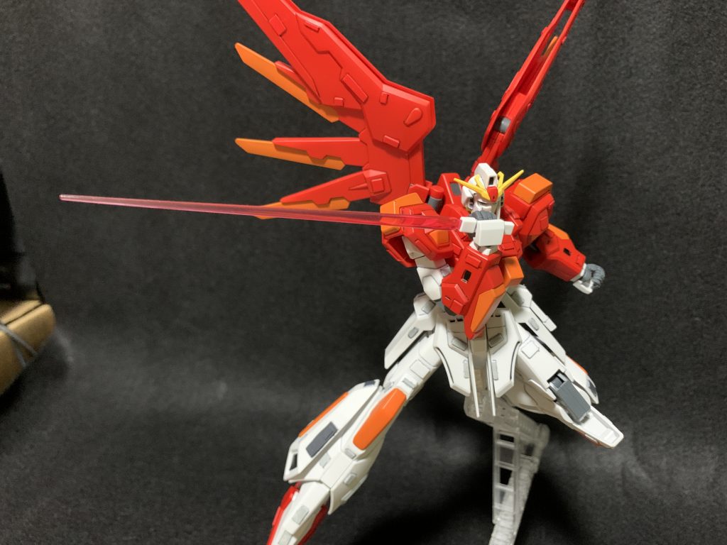 武装は頭部バルカンとビームサーベルのみです。付属のビームライフルは改造の都合により取り付け不可。変形もできなくなりました。