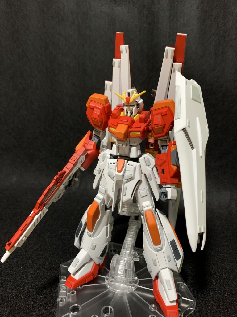 ホットスクランブルガンダム再現するためにニューガンダムのビームライフル、シールド、フィンファンネルを取り付けました。ファンネルの可動ギミックを活かしながら羽状に加工して取り付ける方法が思いつかず中途半端なダブルフィンファンネル仕様になりました。コトブキヤのジョイントにファンネルラックを瞬着で固定してます。