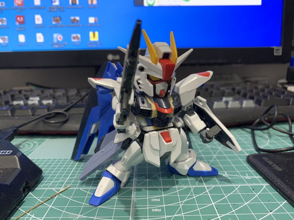 少しずつ羽も短くし、最後にサイドアーマーの砲？を短縮しました
武器はサイズ的にSDのほうが似合ってそうなのでSDを採用