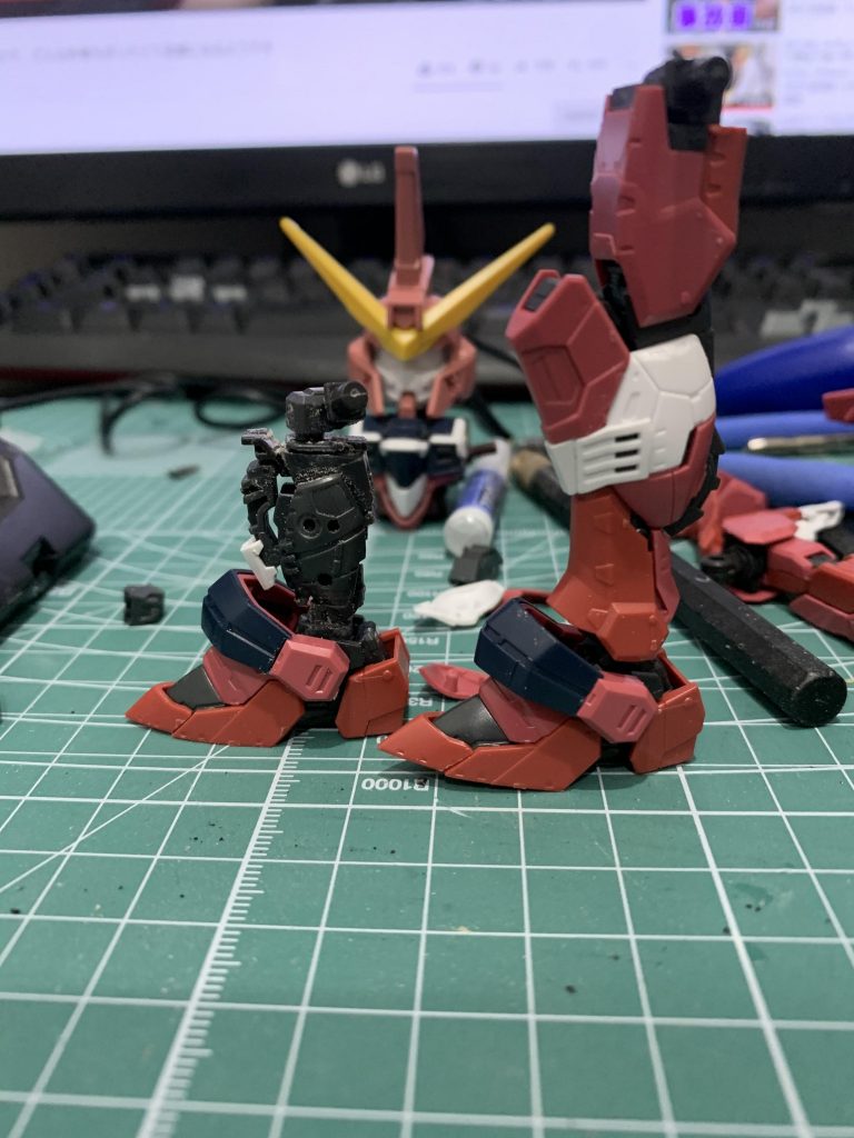 制作過程をあまり写真に収めてなかったのでざっくりと説明
頭をSDのジャスティスから流用し、後ハメ加工+フェイス部分を後方にやや移動
引き締まって見えるように加工
胴体はHGを基部として使い、RGのパーツを張り付ける形で流用
足は脛部分と太もも部分でカットし、短縮をする。