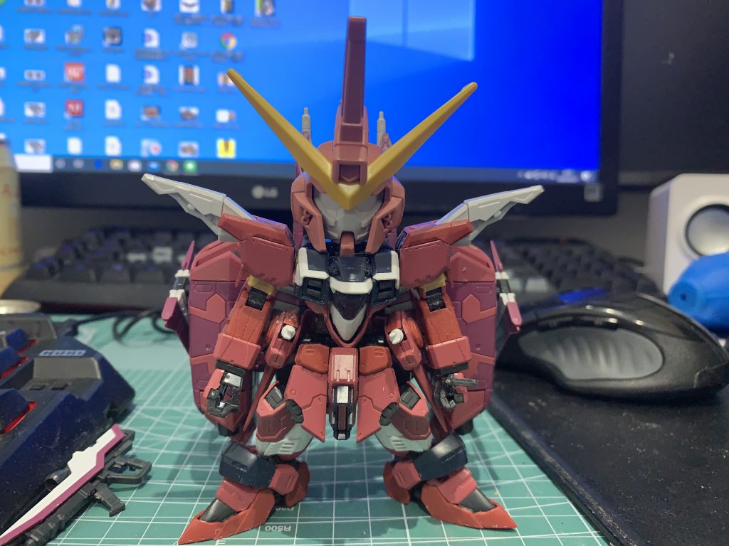 上腕部分を2mmほどカット
全体的なバランスも特に問題なさそうだったので加工はひとまず終了
本当はSDフリーダムの武装を使いたかったけど、そのためだけに買うのもあれなので、武装はRGの物をそのまま使ってます。