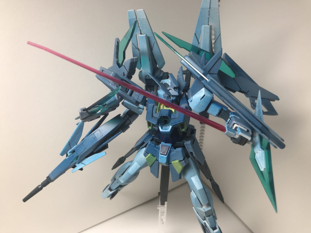 切りかかる感じ
劇中にビームサーベルで切りかかるシーンあったっけ…?