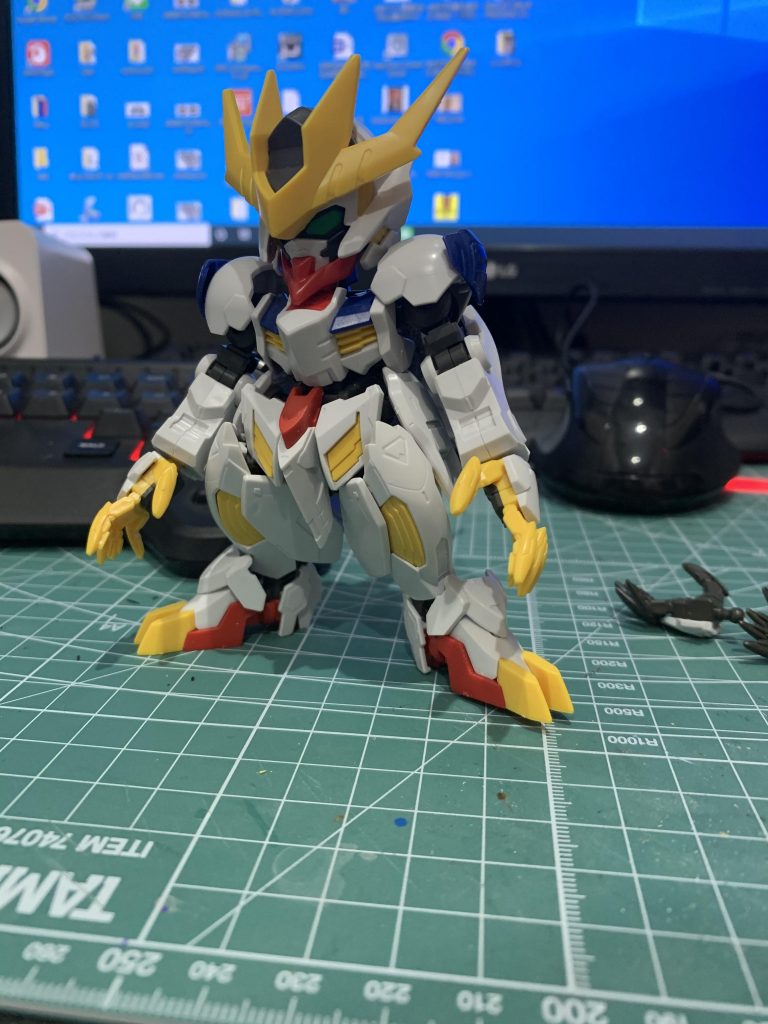 今回は動画を見ながら適当にやってたのと、適当がいい方向に行き過ぎて工作の写真を撮ってなかったということから写真がありません・・
完成品のHGとSDを小一時間切って繋いではめ込んだらうまく行った、といった感じです
主な改造ポイントは、頭胴体腕足首はSD
肩腰太ももバックパックはHGとなってます。
各関節はSDからHGへ流用したり、また逆にSDからHGにつけたりとして旨い事出来てます・・
これをもとにほかのガンダムフレームに応用していきたいと思いますw!