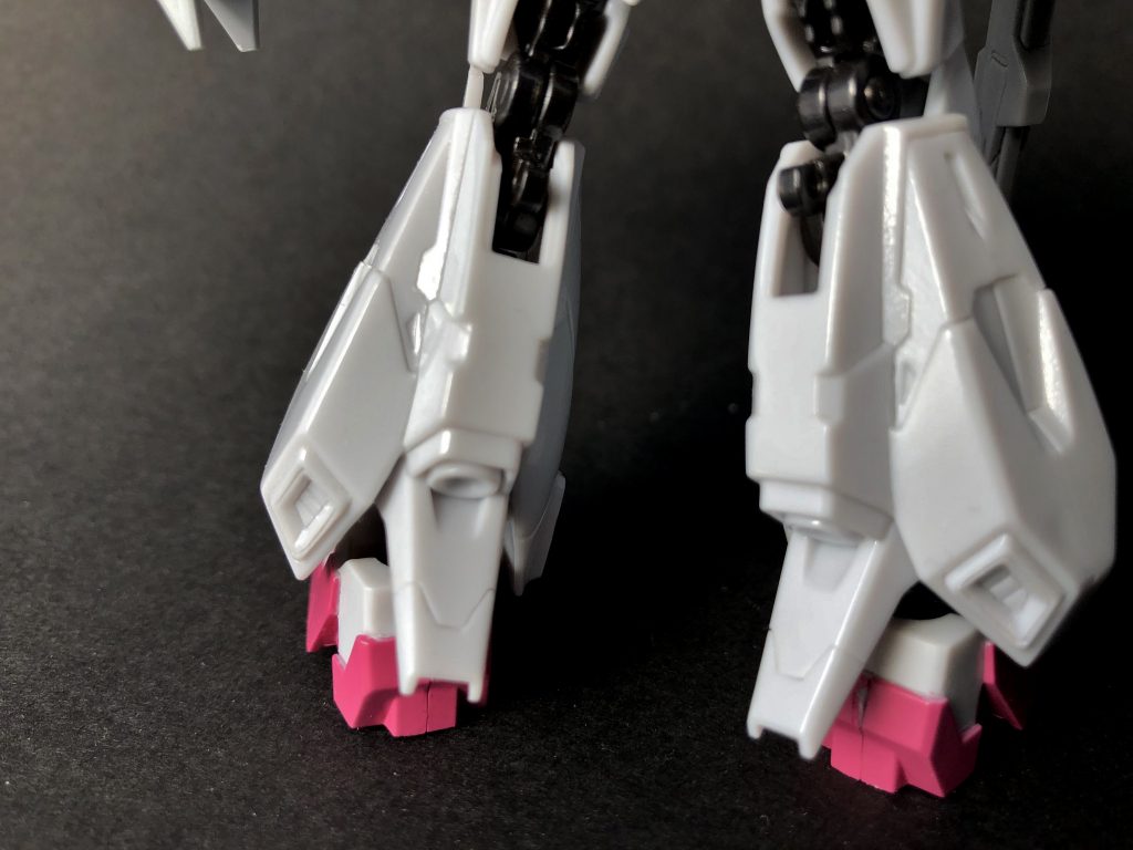 塗装前の脚部です。あっさりしてます…